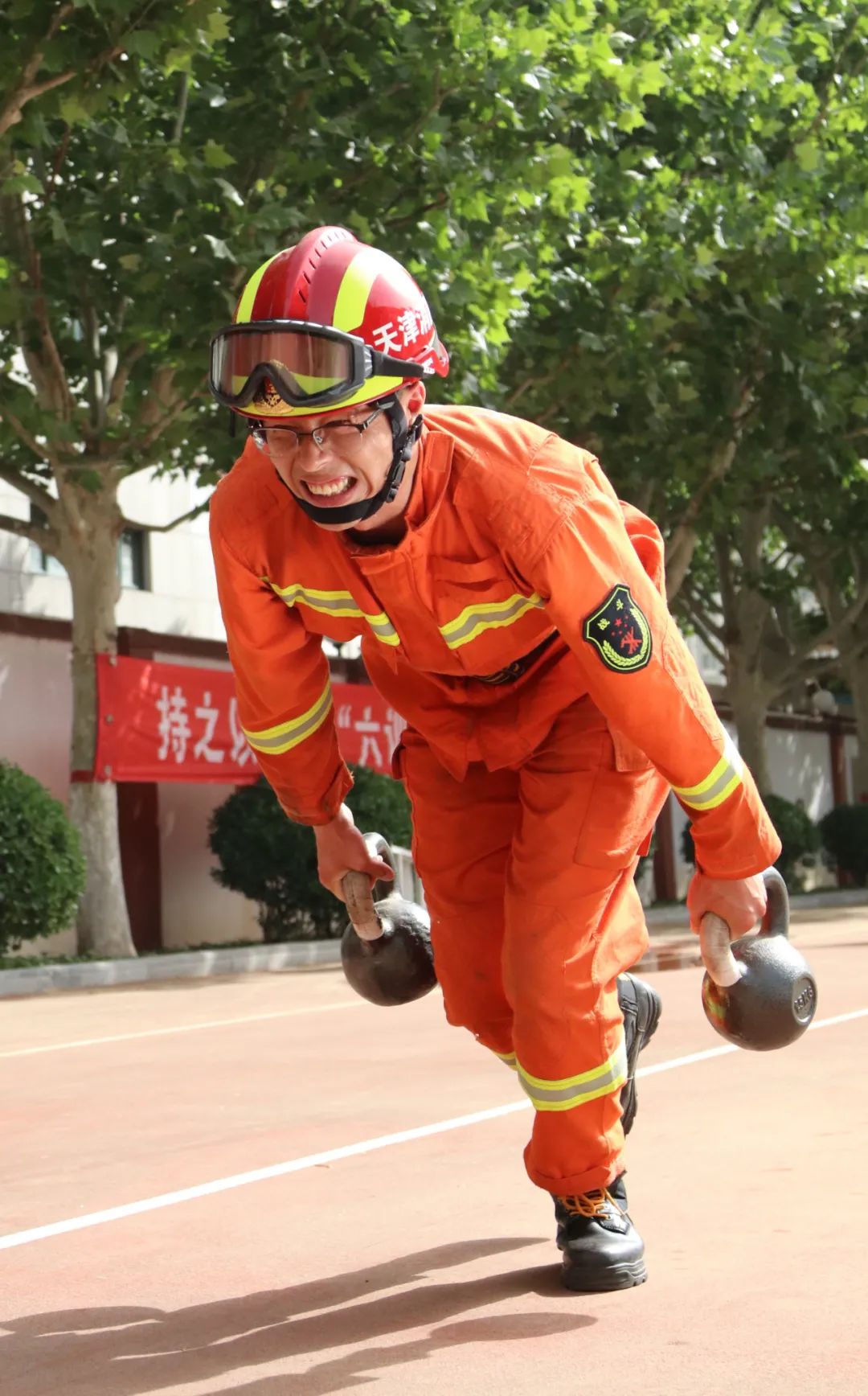 “文弱書(shū)生”變身“消防鐵漢”——看高新區(qū)消防員張凱的百煉青春