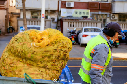 大雪不見雪 落葉滿津城