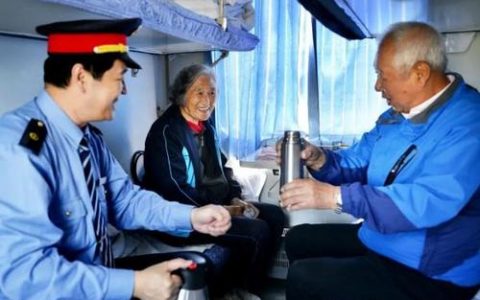 老年人乘火車有“綠色通道” 年滿60歲坐火車優(yōu)先安排下鋪