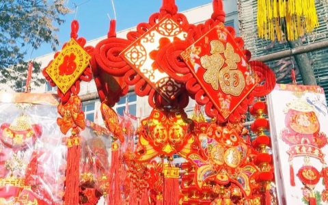 福字、春聯(lián)、紅燈籠...... 天津薊州年貨市場(chǎng)“?！睔庾悖? decoding=