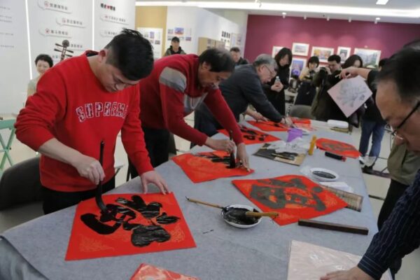 天津市河北區(qū)舉辦“翰墨丹青迎新春   文企連心促發(fā)展”新春送?；顒? width=