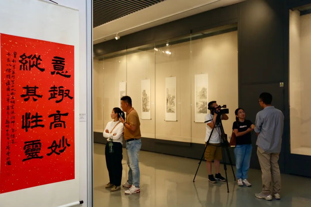 王寶利山水畫作品展在濱海美術(shù)館開幕 75件套作品呈現(xiàn)“翰墨蘊(yùn)香”